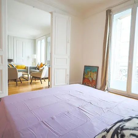 Champs-elysees/ Montaigne: Sublime *
