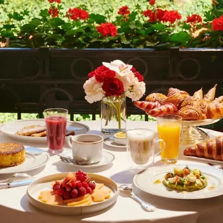 Champs-elysees/ Montaigne: Sublime *